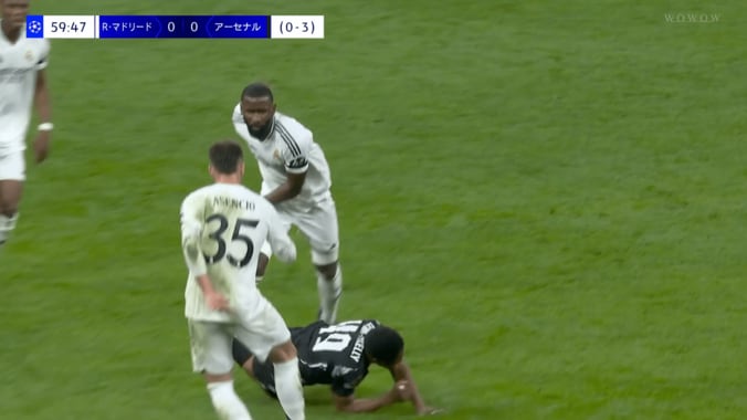 批判殺到！リュディガーの“突き飛ばし→お腹踏みつけ暴力”にファン激怒「酷すぎる」「わざとに見える…」「退場だろ」まさかのノーファウル判定も物議 3枚目