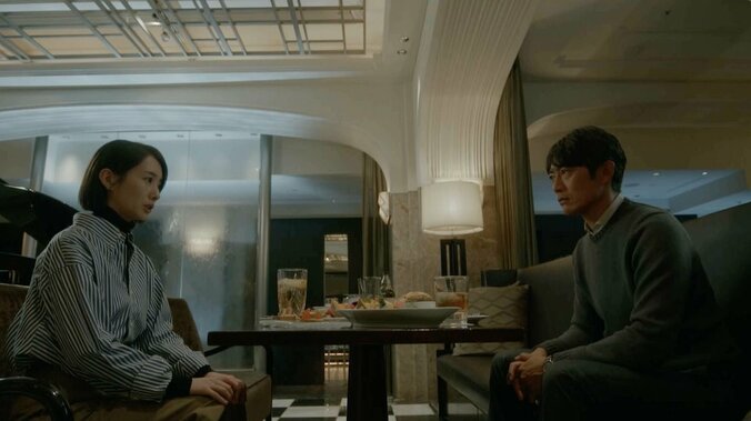 【写真・画像】倉科カナ、貫禄たっぷりのドレス姿で妖艶な微笑み…謎多き美人ラウンジ嬢役の“視線演技”に「美しすぎて怖い」『グレイトギフト』3話　2枚目