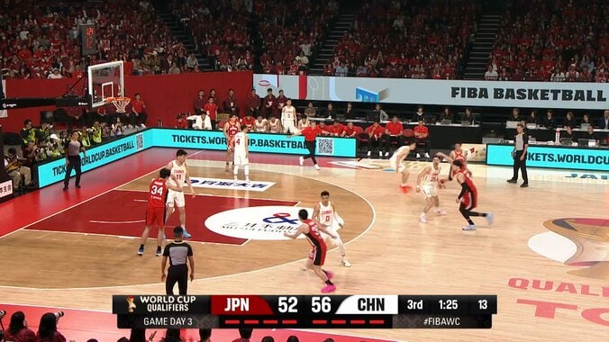 「審判ちゃんとみて」中国HC、日本戦で“まさかの行動”「コートに入りすぎでは？」「邪魔してる」3Pライン侵入でファン困惑【バスケW杯予選】 4枚目