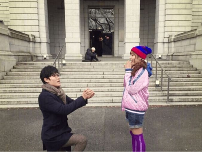 石川恋、鈴木亮平&坂口健太郎とキメオフショット公開 2枚目