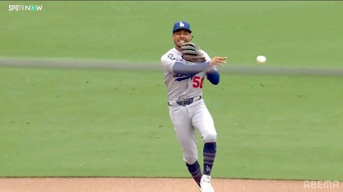 【写真・画像】大谷翔平、松井裕樹との対戦前にも忘れなかった“礼儀” 敵地大ブーイングも…大谷らしさ溢れる“仕草”「気持ち入りそうだけどすごく冷静」　1枚目