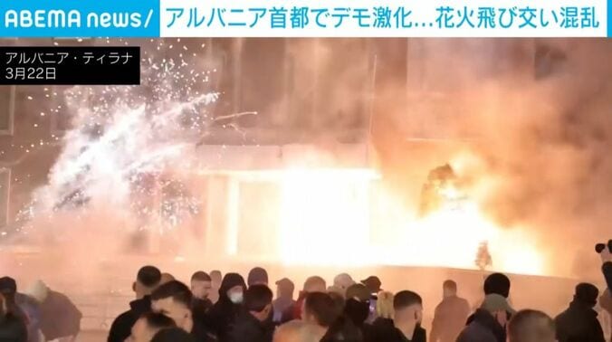 花火が飛び交う様子