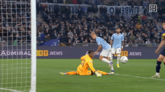 「ブラボー！」鈴木彩艶の“超反応ミラクルセーブ”に現地ファン驚嘆「若林源三だ」「すごいGK」セリエA公式厳選のスーパープレー２連発 3枚目