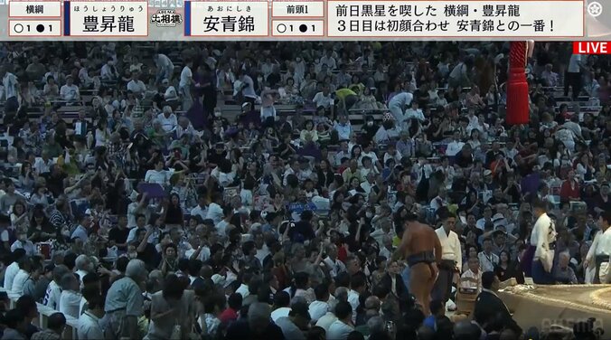 館内騒然で大量の座布団が舞う