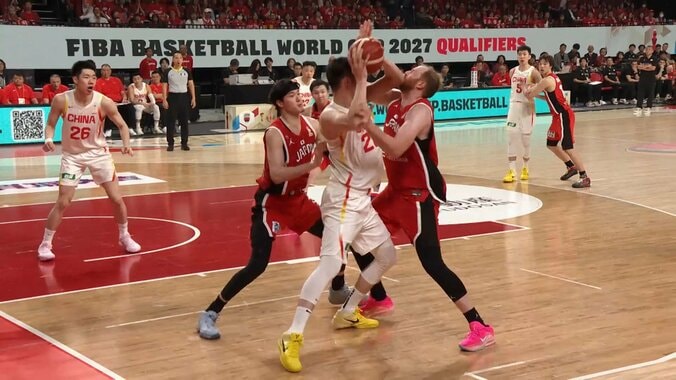 「何てことするんだ！」中国選手の“肘”が日本選手の“顔面”に直撃…「すげー荒れてるな」アンスポ＆テクニカル連続宣告にファン驚愕【バスケW杯予選】 4枚目