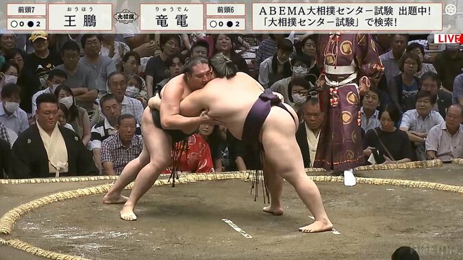 そこ、まわしじゃない！幕内で出た珍技「肉つかみ」に館内騒然 右手で脇肉がっちり、解説親方も「珍しいですね…」 1枚目