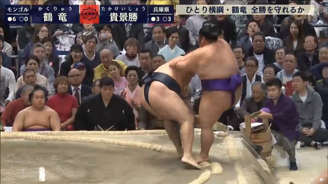 「物言い」がつくも、鶴竜は全勝をキープ 1枚目