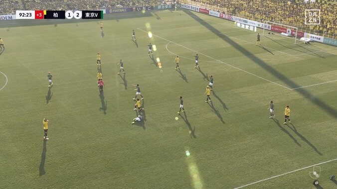 「イエローが妥当」「この基準で行くんか」柏DFの“一発レッド・タックル”に意見様々「ボールに行った後の足ですからね」プロも困惑 4枚目