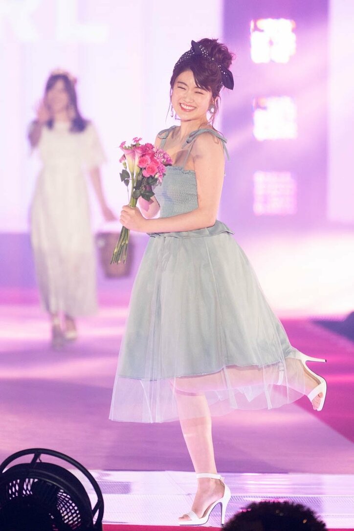 齋藤飛鳥が麦わら帽子を投げ込む! 乃木坂46「ガルアワ」ランウェイに大声援