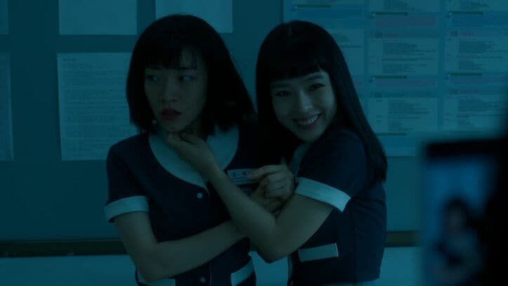 77万人フォロワーの美女インフルエンサーはクラスのいじめられっ子だった…正体が特定され絶体絶命！Golden Childボミンも出演『影美女』3&4話