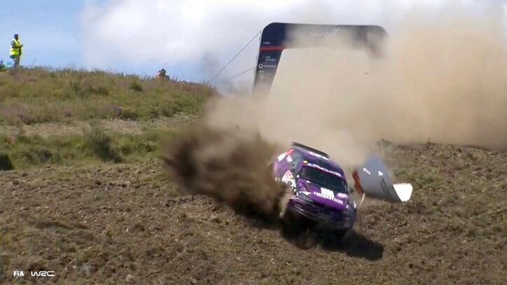 【写真・画像】世界ラリーで珍事…“助手席の”コ・ドライバーがシフトレバーを操作　トラブル発生でペン持ちながら…2人の共同作業に脚光　1枚目