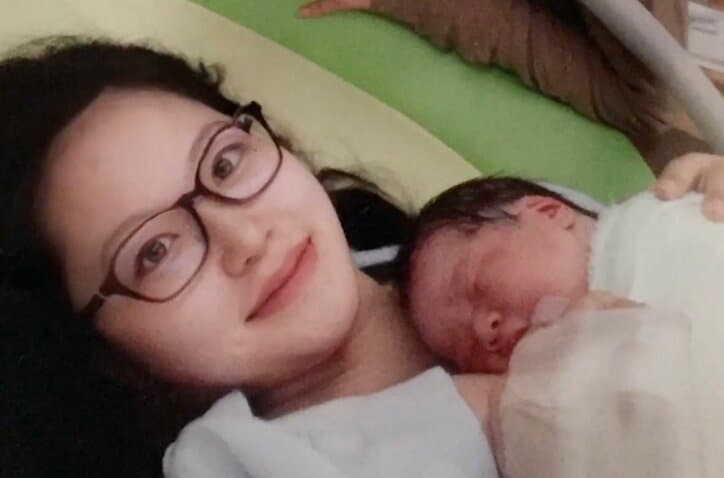 【写真・画像】中2で同級生の子を妊娠…リアル“14才の母”、親バレした当時の写真に驚きの声「これ体操服じゃない！？」　1枚目