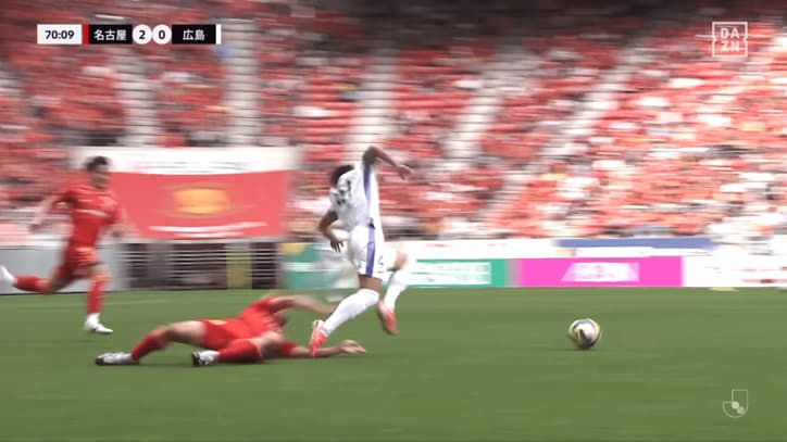【写真・画像】「レッドカードだろ！」名古屋FWの“超危険タックル”に批判殺到「悪質」「あのスピードで真後ろは…」広島FWが負傷退場→監督も判定に激昂「審判も罰を受けるべき」　2枚目