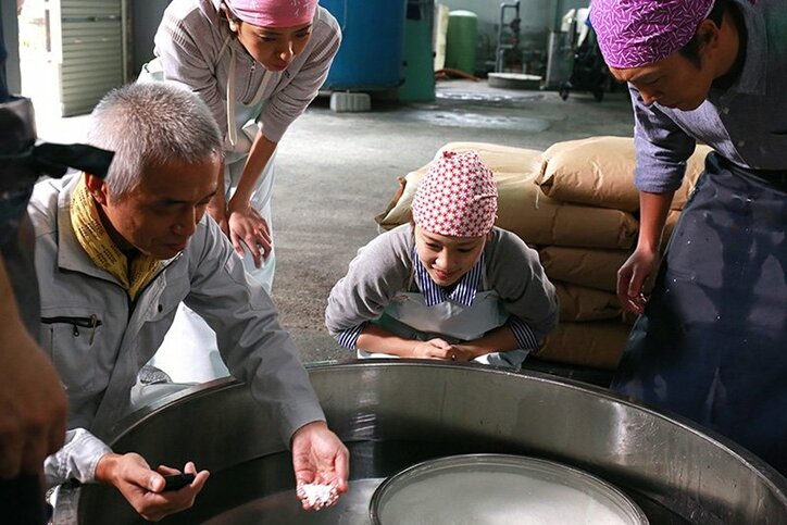 川栄李奈、慣れない農作業＆力仕事に奮闘　『恋のしずく』新場面写真解禁