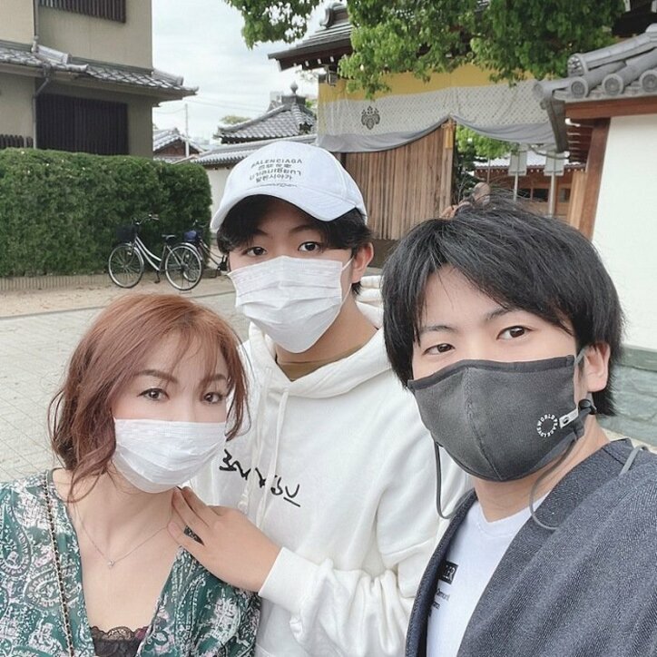 ハイヒールモモコ、長男＆次男との3ショットを公開「厄除けお参りにやっと行けました」