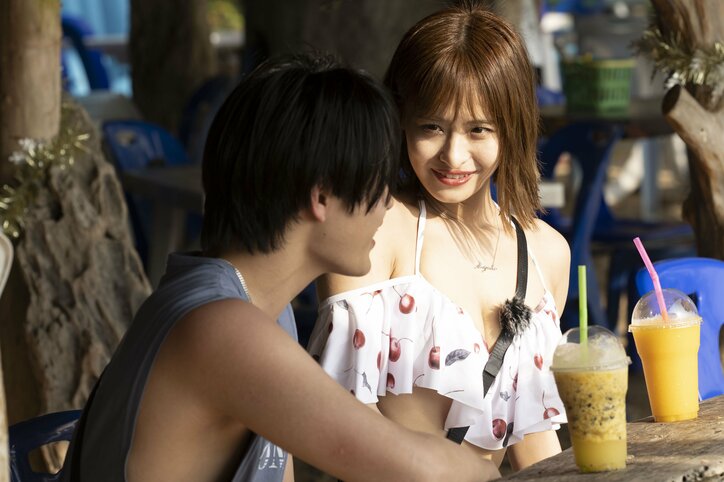 元国民的アイドルが水着デート「どうやって甘えんの？やってみて」年下男子に“お姉さん”対応