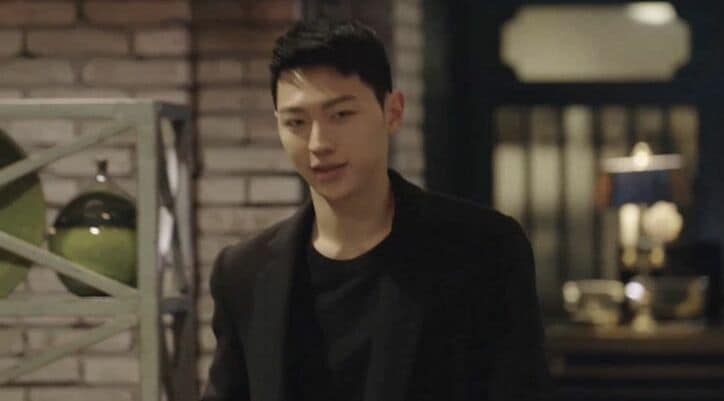 新たな同居人・大人イケメンの登場に女子たち騒然…髪を触りだしソワソワし始め…