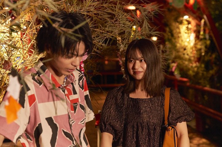 明るい笑顔で男子から爆モテ！おとは、３人の男子と手を繋ぎ『one more kiss by 恋ステ』