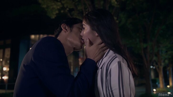 新川優愛と淵上泰史のキスシーンに反響「めっちゃスマート」「大人のキス」『星屑リベンジャーズ』#6