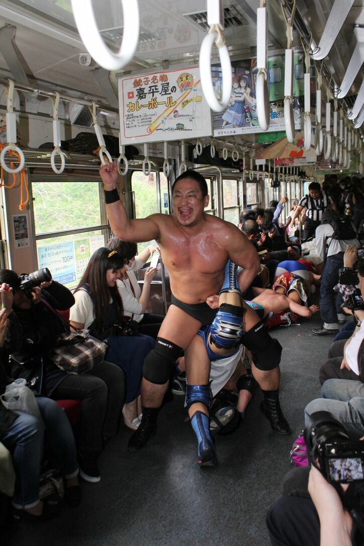 DDTと銚子電鉄がコラボ「電車プロレス」開催　車内では新技・銚電エビ固めも開発