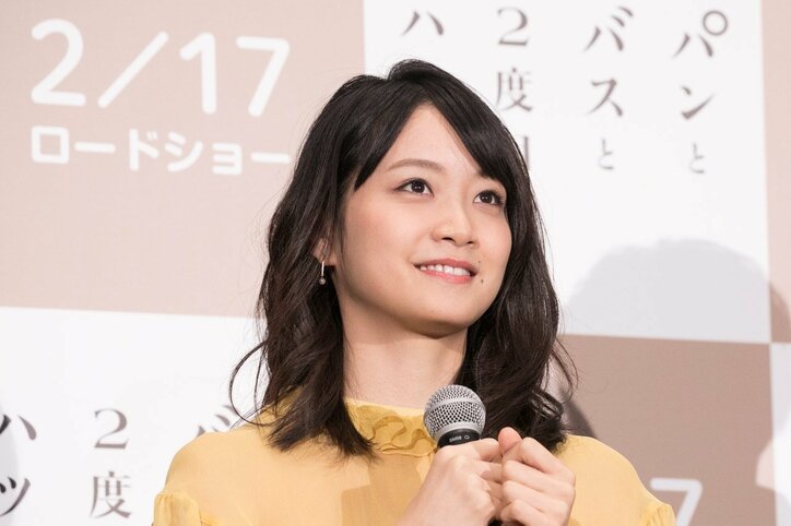 深川麻衣 舞台挨拶終了後に花束抱えて微笑みショット公開 衣装も髪型も可愛い その他 Abema Times