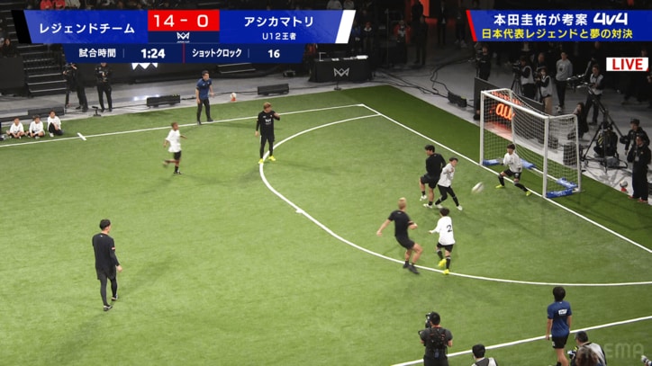 シュートを放つ本田圭佑