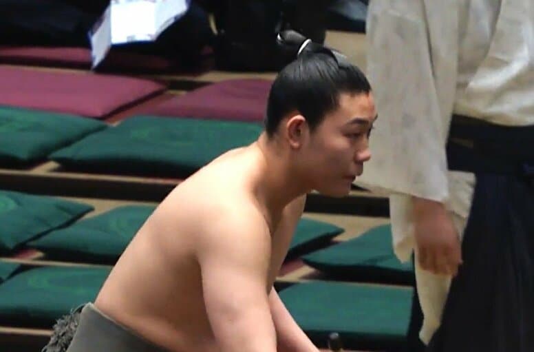 「顔と体の比率がおかしい」「小顔すぎる」188センチの“モデル体型”序二段力士に驚きの声