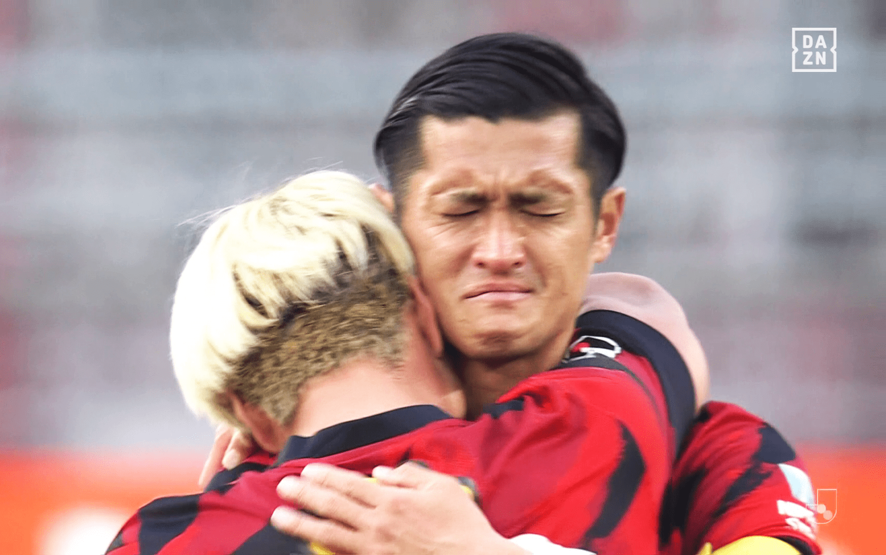 植田直通と抱き合う鈴木優磨