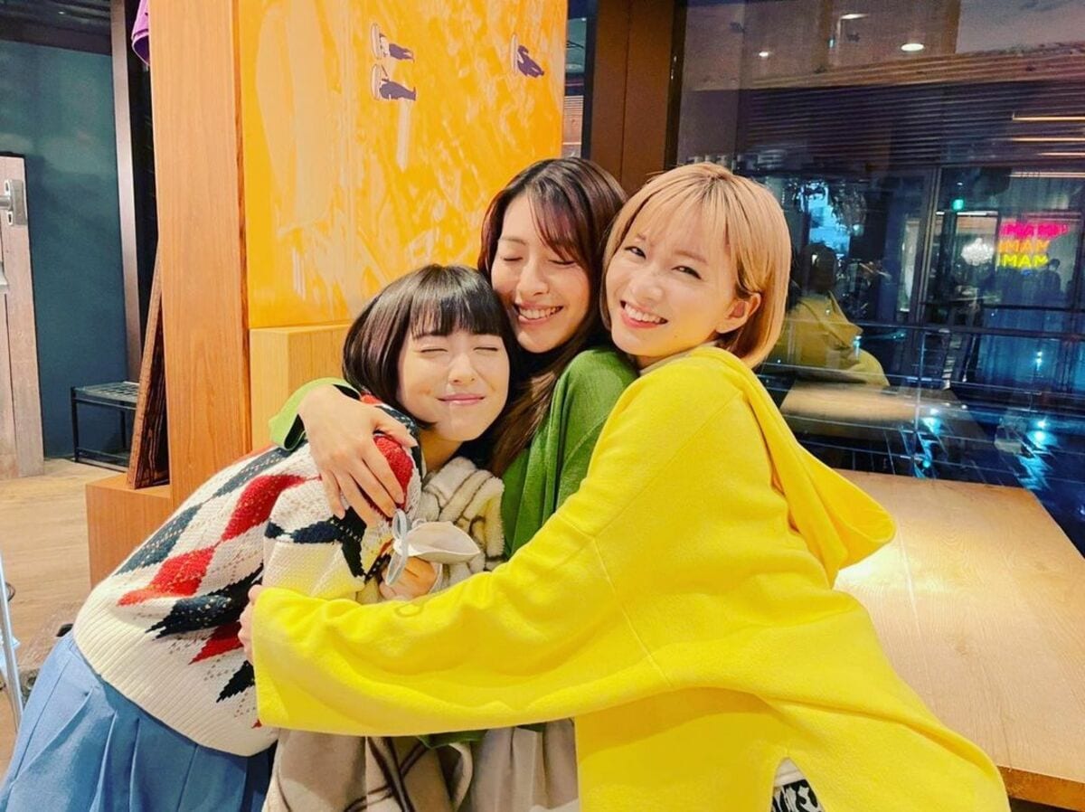 ドクターホワイト 瀧本美織 浜辺美波 岡崎紗絵の仲良し3ショットにファン悶絶 美女サンドイッチ 三姉妹 話題 Abema Times