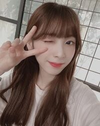 「天使」「可愛いすぎる～～～～！」NiziU・ミイヒ、キュートなウィンク＆にっこりショットにファン悶絶