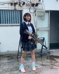 ハートを撃ち抜かれそう！？えなこ、ミリタリーな制服ショットに「映画の作品みたい」と反響