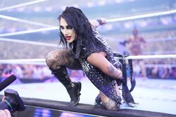 「めっちゃ痛そう」“最狂”美女レスラーの生々しい自撮り写真が話題…素顔で撮影された日本人女子との“死闘”直後の写真に「大丈夫か…」