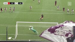 大迫を止めた！！京都の守護神が殊勲のPKストップで魂の雄たけび！絶体絶命のピンチで空気を一変させた “神セーブ” の瞬間「完璧にコース読んだ」「うますぎる」