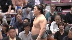 「体デカ…」大相撲、元日本代表アスリートが熱心に観戦 土俵近くで鎮座する“大きな存在感”に驚きの声