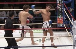 バックブロー仕掛けたのに自ら“回転しながら”衝撃ダウン カウンター被弾での珍しい光景に「今のは何だ？」ファン困惑