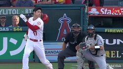 大谷翔平も思わず「あれ？」力込めて“ぷっくり”打法も空振り、ヘルメットも脱げる