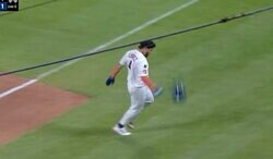 どうした…？ 最強右腕・スキーンズに“打者が激怒”「そらキレるw」「エグい」 “沈む魔球”で翻弄→ヘルメットを叩きつけてイライラ爆発