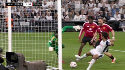 嘘だろ？まさかの“空振りショット”が決勝点に「触ってないだろ？」「これが決勝ゴールか」41シーズンぶりのEL優勝に導いた珍ゴールが話題沸騰