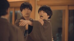 浴衣姿でおっさんたちが大乱闘！激しすぎるバトルに視聴者爆笑「武蔵アーニャになってるw」「すげぇいいフォームで座布団投げすな」『おっさんずラブ-リターンズ-』