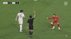 「なんでカード出たんや」「足裏か？」名古屋FW、“軽い接触”がイエロー判定で不服アピール「厳しいジャッジ」ファンも困惑