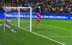 「アリソンやん！」なでしこGK山下杏也加の“片手スーパーセーブ”が「ザイオン並みの反応」「よく触った」ブラジル・サポーターも頭を抱えた瞬間