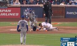 球場騒然… 山本由伸、“珍しい”死球直撃「1球で2発」 打者が“激痛悶絶”で崩れ落ちる「これは痛い」