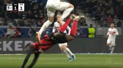 どんだけ飛ぶんだよ！全速力で爆速ランニング→高すぎる大ジャンプで“飛びヒザ蹴り”が炸裂　強靭フィジカルすぎて相手を吹き飛ばして地面に叩きつけてしまう超危険プレー