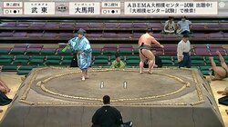 あ、吹っ飛ばしすぎちゃってゴメン！ 敗れた力士が勢いよく土俵下に転落でフレームアウト…勝った力士が思わず心配顔