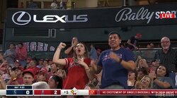 大谷翔平のスリーベースが美女も虜に!? 魅了されたスタンドの女性ファンがノリノリのダンス披露