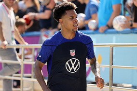 【W杯】まるでフランス国旗？　アメリカ代表MFマッケニー、赤×白×青の“奇抜ヘア”が話題