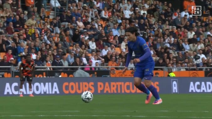 南野拓実、相手GKのパスミスに超速反応「狙ってたな」すかさずパスカット→虚をつくループシュートを放った瞬間 5枚目