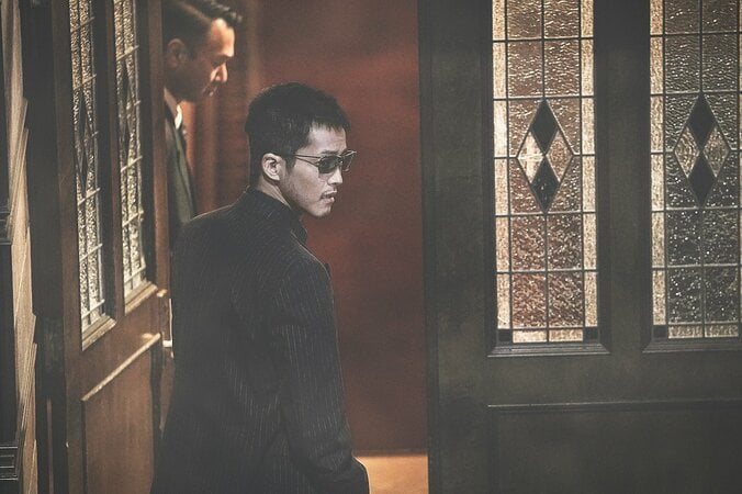 危険な香り漂う…刑事・日岡（松坂桃李）を紐解く4枚の場面写真解禁『孤狼の血 LEVEL2』 4枚目