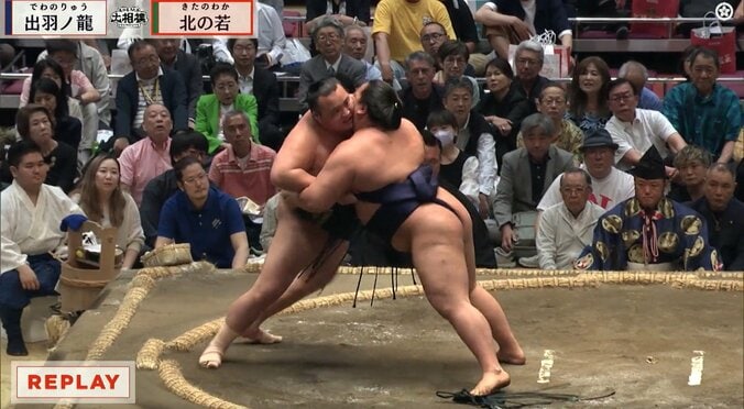 「めっちゃ良い席」大相撲、行司の背後に芸能界引退で“大成功”の元タレントの姿「うらやましい」  3枚目