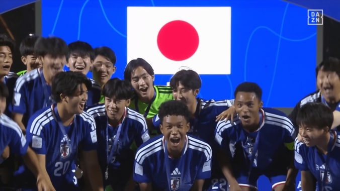 「統率とれすぎてる笑」U-17日本代表、伝統の“みんなで無視”披露！歓喜の“森脇芸”に「海外の人ポカンだろな」「受け継がれてる」【アジア杯】 4枚目